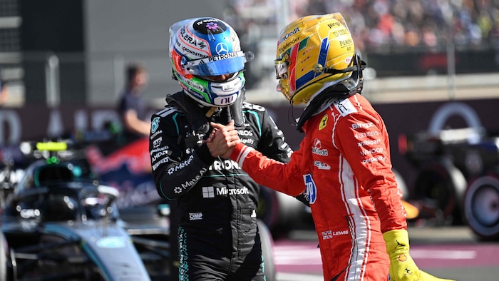 Lewis Hamilton gratuliert Mercedes-Pilot Kimi Antonelli nach dessen Sieg im belgischen Spa. .