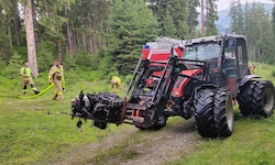 Ein Traktor brachte den verbrannten Motor des abgestürzten Flugzeugs weg .