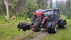 Ein Traktor brachte den verbrannten Motor des abgestürzten Flugzeugs weg .