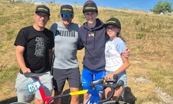 Michael Hettegger (2. v. re.). mit seiner Familie und seinem Landestrainer.
