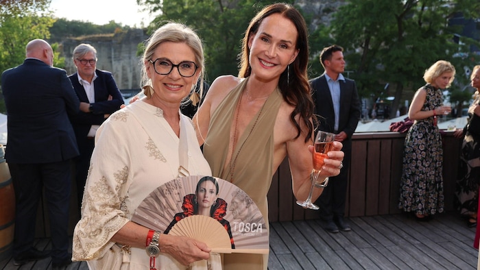Erster Auftritt nach ihrer OP: Christa Kummer mit „Krone“-Tierlady Maggie Entenfellner (re.).