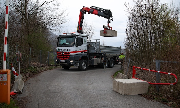 Gegen illegale Camper helfen Betonquader.