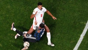 Englands Jude Bellingham im Zweikampf mit Argentiniens Enzo Fernandez.