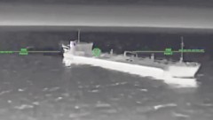 Die ukrainischen Streitkräfte machten Bilder von Angriffen auf Putins Schattenflotte im ...