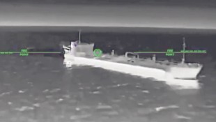 Die ukrainischen Streitkräfte machten Bilder von Angriffen auf Putins Schattenflotte im ...
