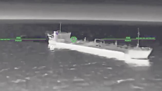 Die ukrainischen Streitkräfte machten Bilder von Angriffen auf Putins Schattenflotte im ...