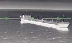 Die ukrainischen Streitkräfte machten Bilder von Angriffen auf Putins Schattenflotte im ...