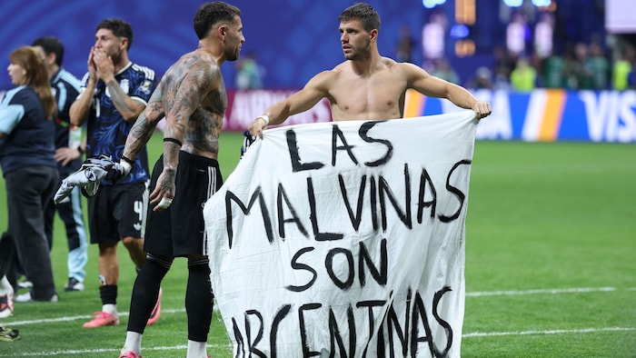 Nach dem Sieg gegen England zeigten Argentinen-Spieler einen verbotenen Banner.