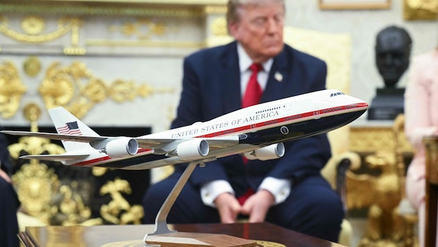 Trump hinter einem Modell der neuen Air Force One – über die neue Präsidentenmaschine will der ...
