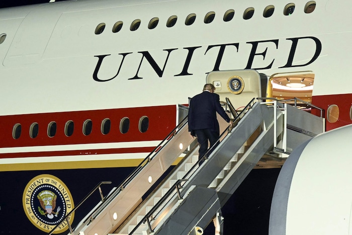 Trump betritt die neue Air Force One