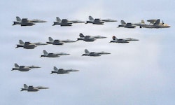 Jets der US-Navy fliegen als Eskorte und Begleitschutz in einer engen Formation mit einem ...
