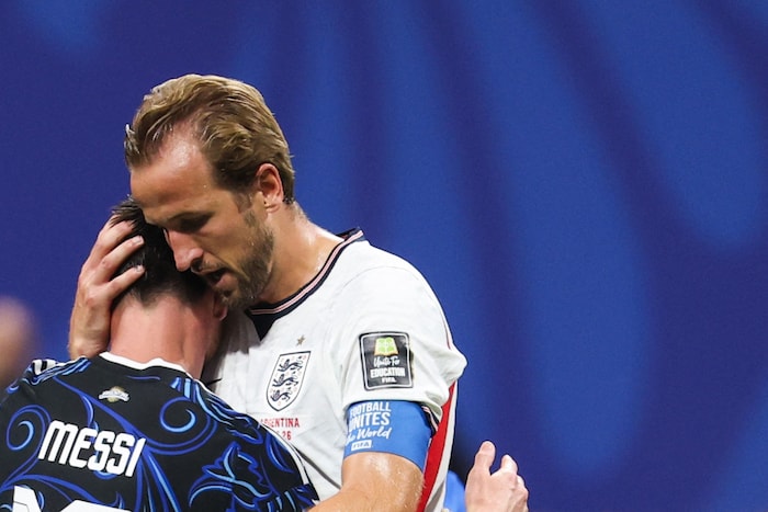 Harry Kane gratuliert Lionel Messi