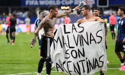 Mittelfeldspieler Leandro Paredes verteidigt die Aktion.
