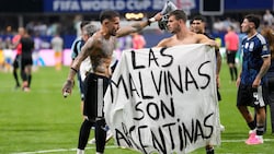 Mittelfeldspieler Leandro Paredes verteidigt die Aktion.