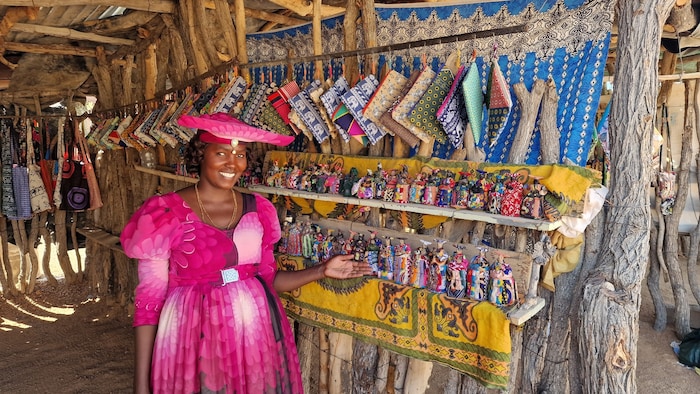 Besuch eines Handwerksmarkts im Damaraland. Viktorianisch inspiriert sind die Kleider der ...