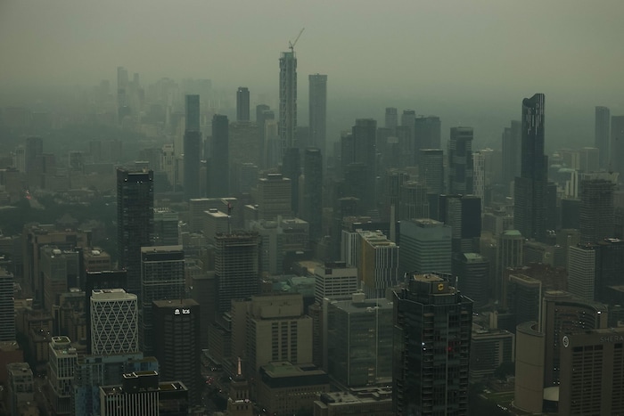 Heftiger Smog über Toronto. Die Behörden riefen dazu auf, Aktivitäten im Freien zu vermeiden.