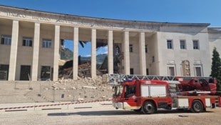 Schutt und Trümmer hinter den Säulen des Gerichtsgebäudes in der Südtiroler Landeshauptstadt
