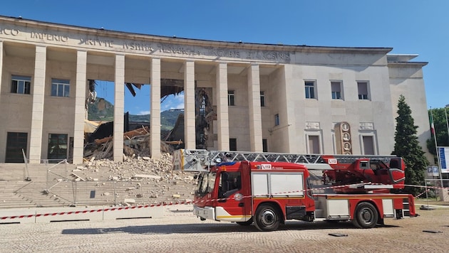 Schutt und Trümmer hinter den Säulen des Gerichtsgebäudes in der Südtiroler Landeshauptstadt