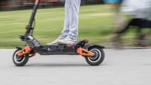 E-Scooter sind ein beliebtes Fortbewegungsmittel, bergen jedoch ein großes Sicherheitsrisiko im ...