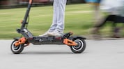E-Scooter sind ein beliebtes Fortbewegungsmittel, bergen jedoch ein großes Sicherheitsrisiko im ...