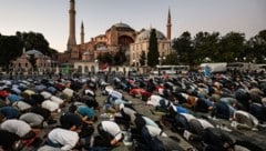 Ein Mann und seine Frau wurden in Istanbul festgenommen, weil sie in der Hagia Sophia, die als ...