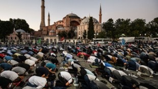 Ein Mann und seine Frau wurden in Istanbul festgenommen, weil sie in der Hagia Sophia, die als ...