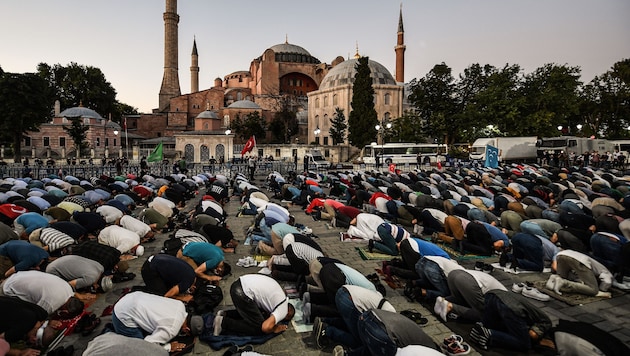 Ein Mann und seine Frau wurden in Istanbul festgenommen, weil sie in der Hagia Sophia, die als ...