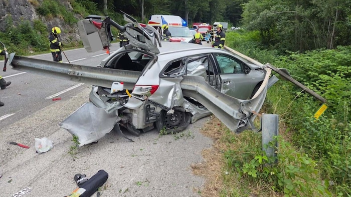 Die Leitplanke bohrte sich durch den WAgen