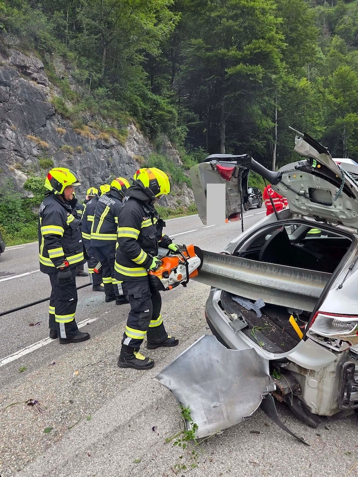 Die Feuerwehr Ebenss beim Sichern und Räumen der Unfallstelle