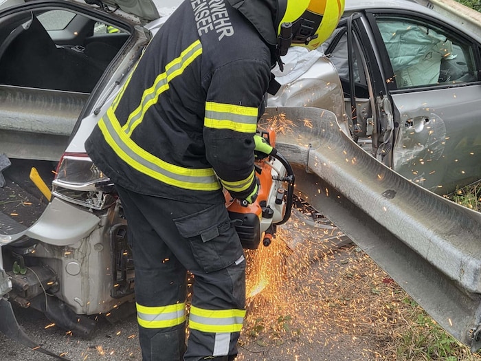 Mit schwerem Gerät ging die Feuerwehr ans Werk