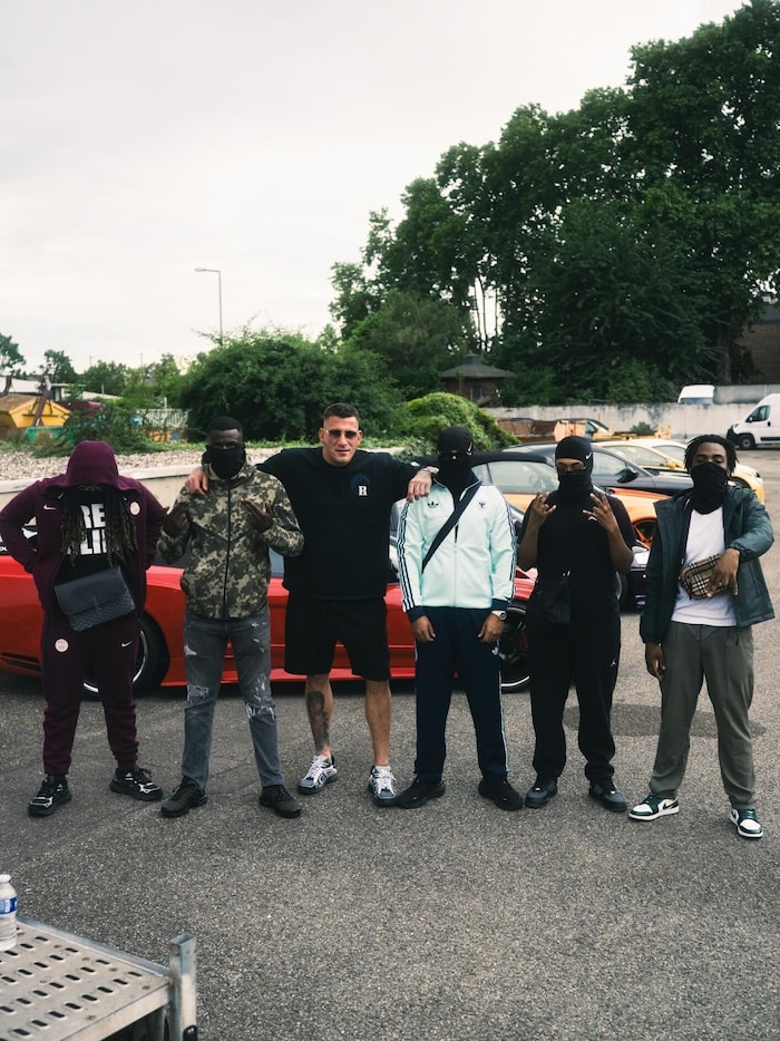 187-Crew-Mitglied Gzuz (dritter von links) mit der eigentlich sechsköpfigen Rap-Truppe HoodBlaq ...