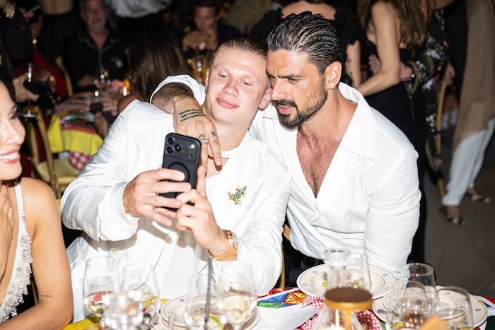 elfie unter Stars: Erling Haaland und „365 Tage“-Star Michele Morrone posierten in Taormina ...