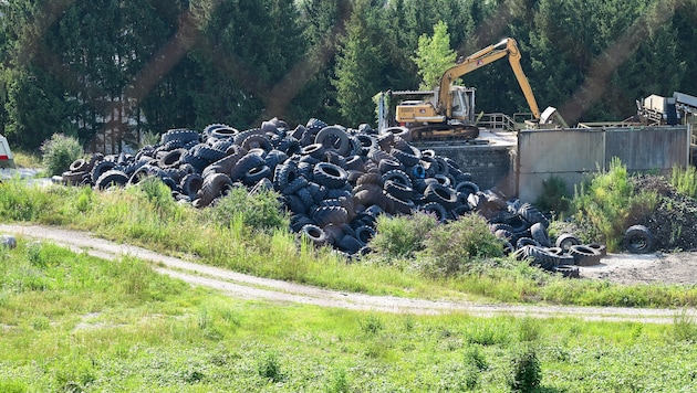 In Ohlsdorf, tempers are running high. A waste management company is allowed to bury mountains ...