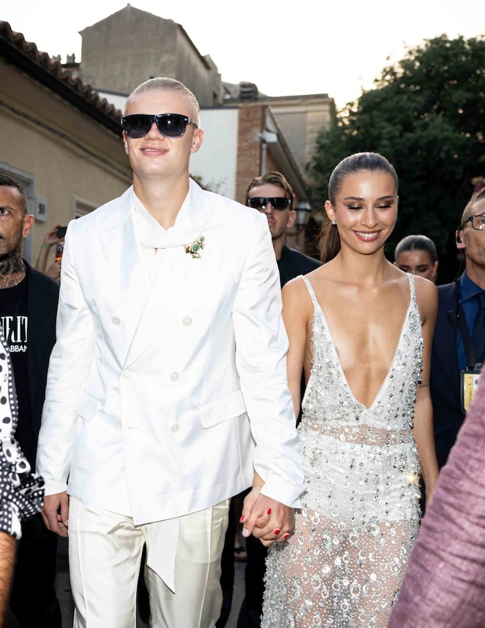 Hand in Hand im Glamour-Look: Erling Haaland und Freundin Isabel Haugseng Johansen genossen die ...