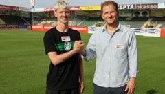 Tobias Lund Jensen (20) mit Ried-Sportvorstand Wolfgang Fiala. 