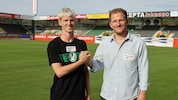 Tobias Lund Jensen (20) mit Ried-Sportvorstand Wolfgang Fiala. 