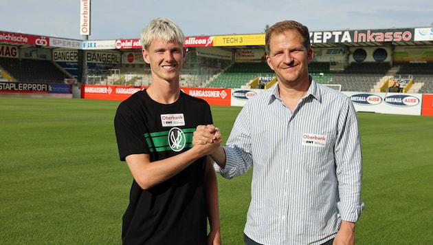 Tobias Lund Jensen (20) with Ried’s sporting director Wolfgang Fiala.