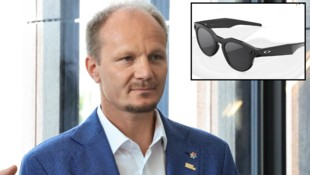 So eine ähnliche Brille des Modells Oakley Meta HSTN trägt Anzengruber und sorgt damit für ...