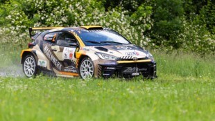 Motorsportler Hermann Neubauer und Co-Pilotin Ursula Gaßner treten mit dem Toyota GR Yaris ...