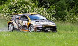 Motorsportler Hermann Neubauer und Co-Pilotin Ursula Gaßner treten mit dem Toyota GR Yaris ...