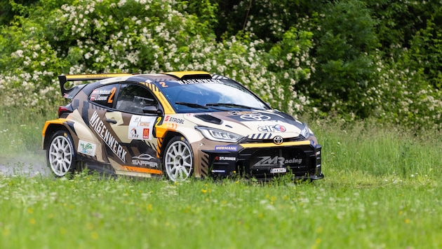 Motorsportler Hermann Neubauer und Co-Pilotin Ursula Gaßner treten mit dem Toyota GR Yaris ...