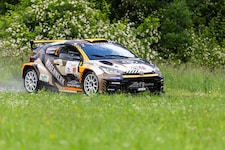 Motorsportler Hermann Neubauer und Co-Pilotin Ursula Gaßner treten mit dem Toyota GR Yaris ...