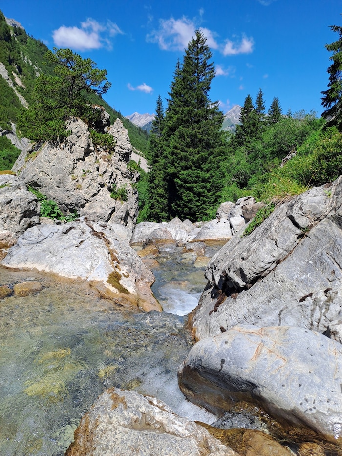 In seinem untersten Abschnitt hat sich der Zürsbach tief in das Gestein eingeschnitten und eine ...
