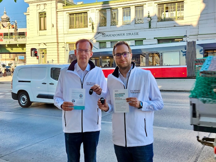 Gerhard Hammerer (li.) und Felix Ofner verteilten rund um die Station Gumpendorfer Straße Panik- ...
