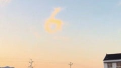 Die recht ungewöhnlich Wolkenformation war mindestens zehn Minuten lang deutlich am Himmel zu ...
