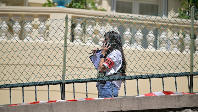 Eine Ermittlerin spricht am Telefon, während sie den Tatort untersucht.