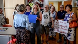 Binder-Novak übergab die Baumrettungs- Petition gestern im Rathaus. 