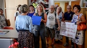 Binder-Novak übergab die Baumrettungs- Petition gestern im Rathaus. 
