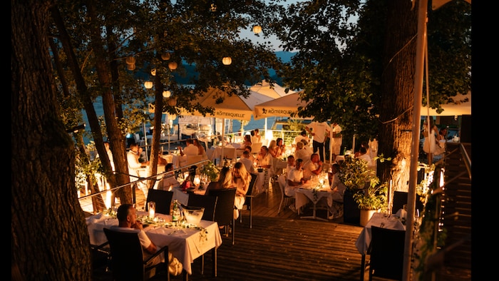 Das Fête-Blanche-Dinner ist im Seebad Saag