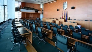 Das alte Leder hat lange gehalten – doch jetzt wird der Sitzungsaal renoviert – das Leder wird ...